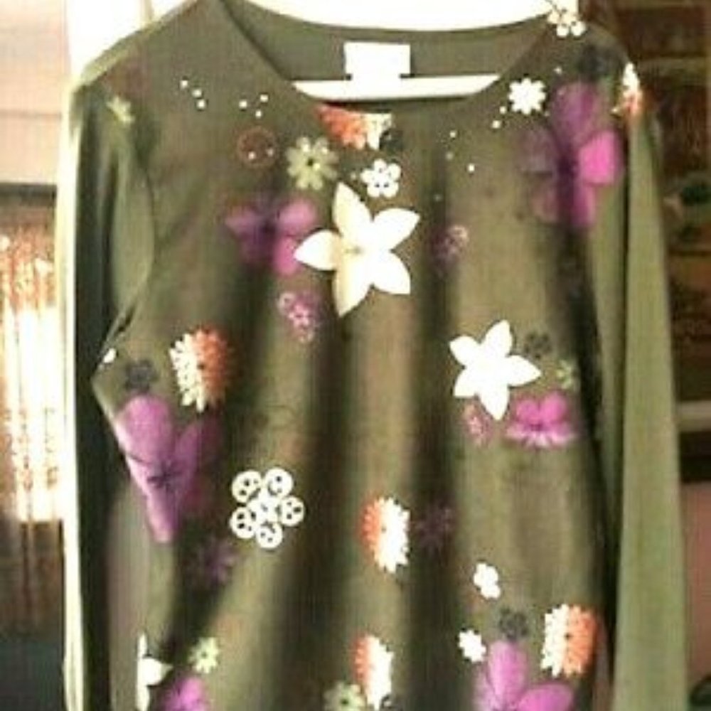 PIERRE CARDIN---BRAND NEW TOP WITH CRISTAL ACCENT/SIZE MEDIUM/LONG SLEEVES